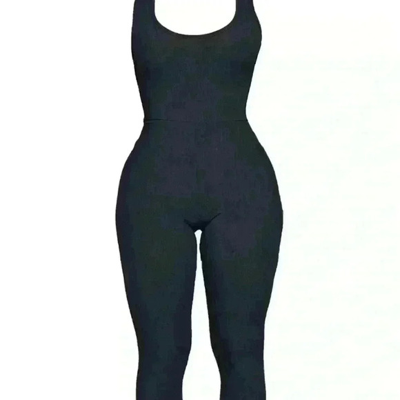NWT PrettyLittleThing Shape Black  Ribbed Scoop Neck - Picture 1 of 6